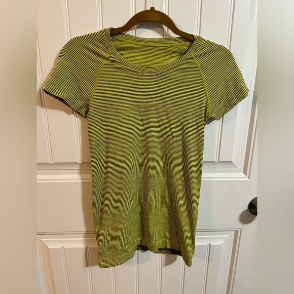 Lululemon Swiftly Tech Short Sleeve Shirt 2.0 We Are From Space Sonic Yellow - Picture 2 of 5